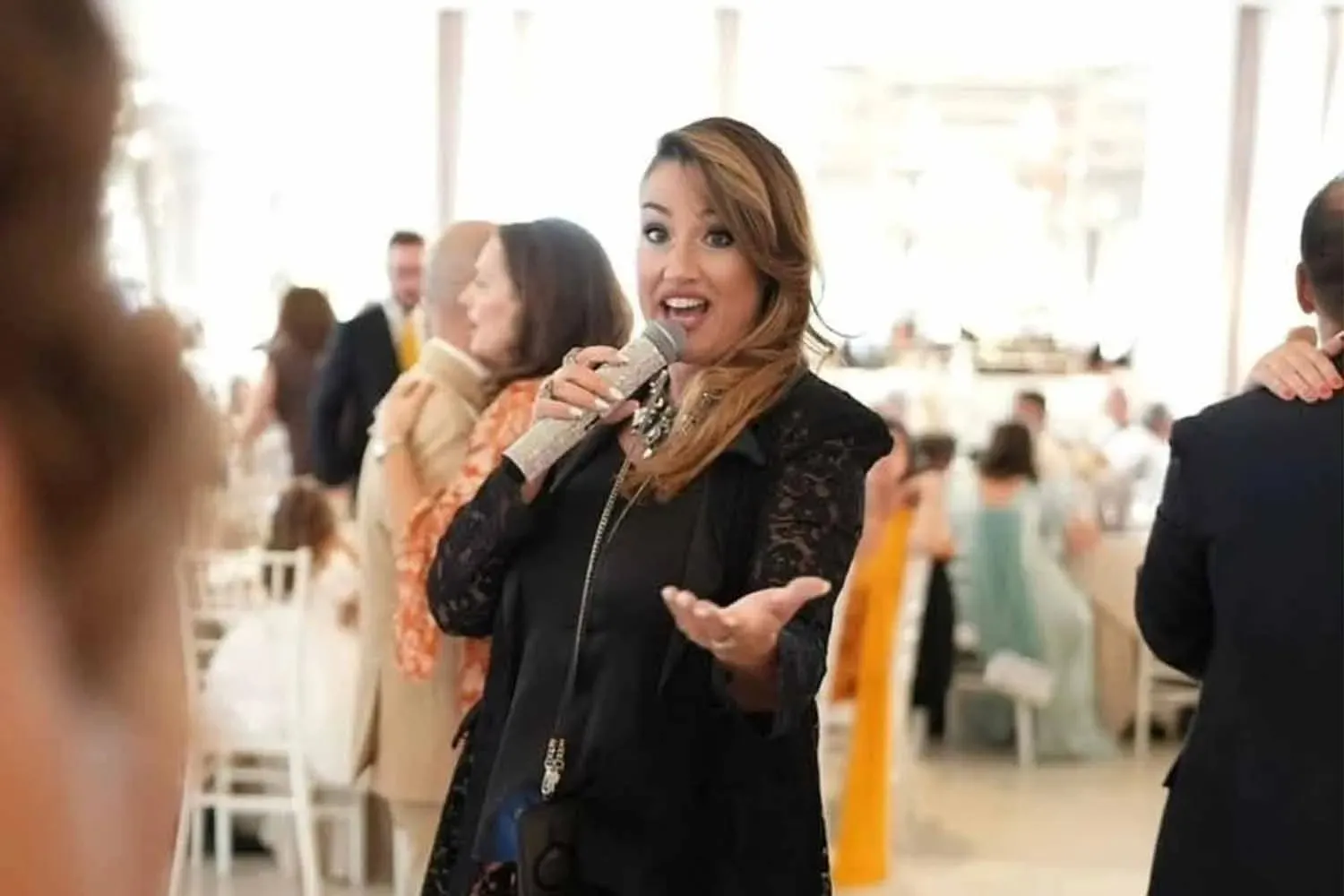 Chantal canta in mezzo agli ospiti, tra i tavoli del ricevimento.